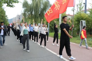 太阳成集团tyc411积极参加我县“喜迎国庆，全民健步走活动”